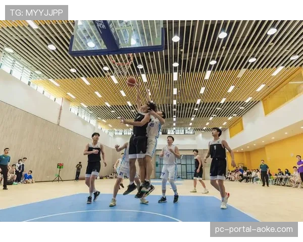 中场花絮：国王队主场为当地高中联赛冠军举办特别庆祝仪式